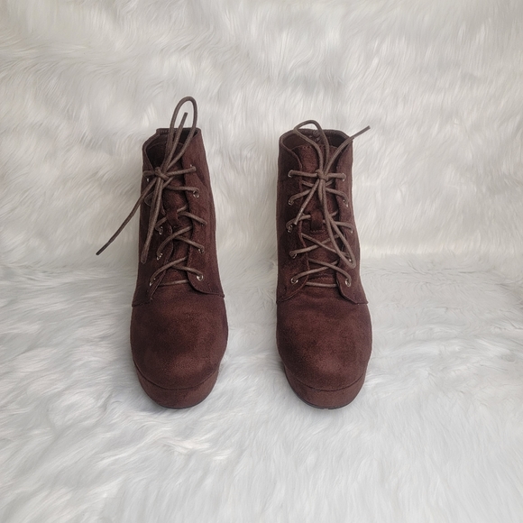 Suede ankle boots chunky high heel and laces. - Picture 2 of 12